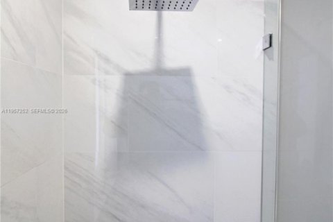 Casa en venta en Miami, Florida, 4 dormitorios, 181.62 m2 № 2011424 - foto 22