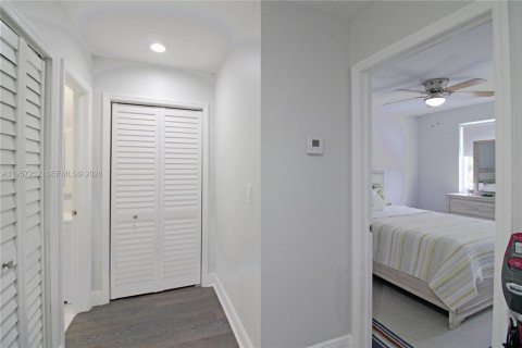 Casa en venta en Miami, Florida, 4 dormitorios, 181.62 m2 № 2011424 - foto 10