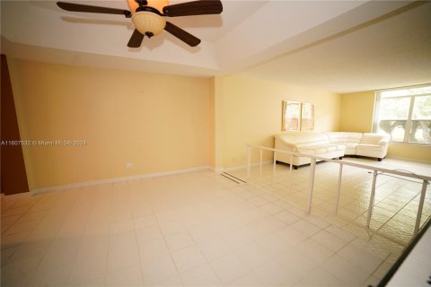 Condominio en venta en Lauderhill, Florida, 2 dormitorios, 117.06 m2 № 1726456 - foto 7