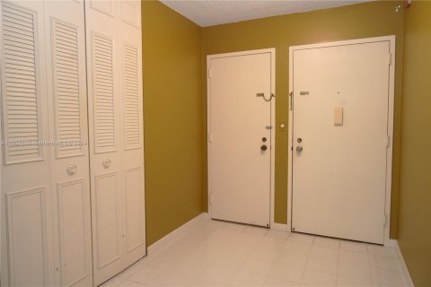 Condominio en venta en Lauderhill, Florida, 2 dormitorios, 117.06 m2 № 1726456 - foto 4