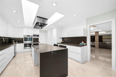 House in Coral Gables, Florida 6 bedrooms, 578.13 sq.m. № 1948526 - photo 9