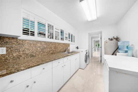 House in Coral Gables, Florida 6 bedrooms, 578.13 sq.m. № 1948526 - photo 12