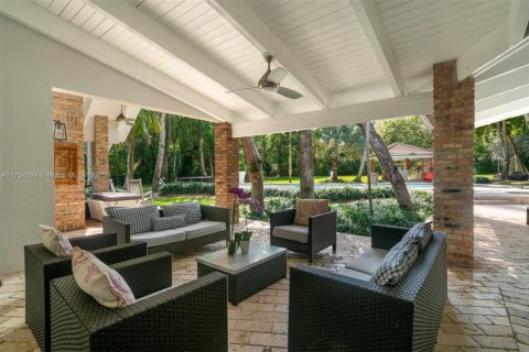 House in Coral Gables, Florida 6 bedrooms, 578.13 sq.m. № 1948526 - photo 28
