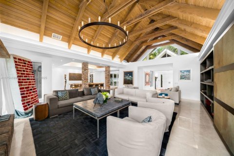 House in Coral Gables, Florida 6 bedrooms, 578.13 sq.m. № 1948526 - photo 6