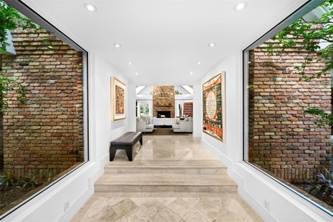 House in Coral Gables, Florida 6 bedrooms, 578.13 sq.m. № 1948526 - photo 4