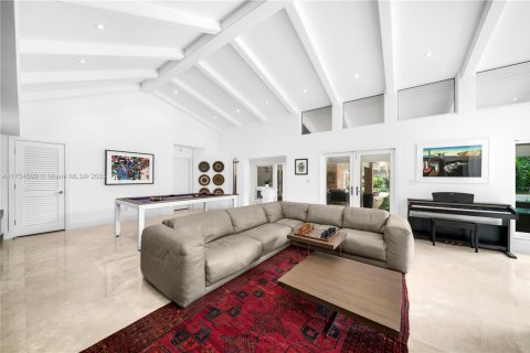House in Coral Gables, Florida 6 bedrooms, 578.13 sq.m. № 1948526 - photo 13