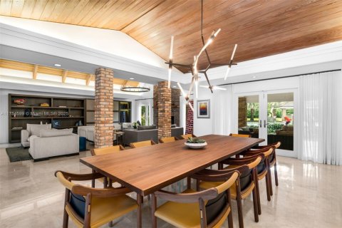 House in Coral Gables, Florida 6 bedrooms, 578.13 sq.m. № 1948526 - photo 7