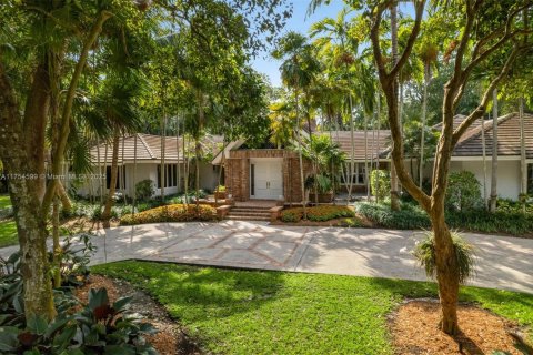 House in Coral Gables, Florida 6 bedrooms, 578.13 sq.m. № 1948526 - photo 1