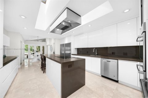 House in Coral Gables, Florida 6 bedrooms, 578.13 sq.m. № 1948526 - photo 10