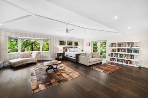 House in Coral Gables, Florida 6 bedrooms, 578.13 sq.m. № 1948526 - photo 17