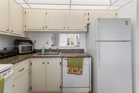 Condo in Lauderdale Lakes, Florida, 1 bedroom  № 2153384 - photo 2