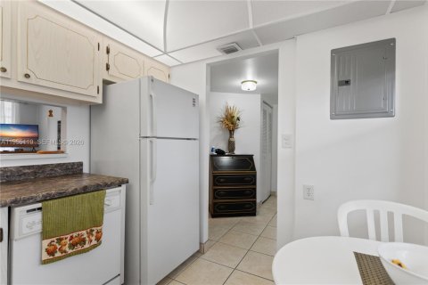 Condo in Lauderdale Lakes, Florida, 1 bedroom  № 2153384 - photo 3