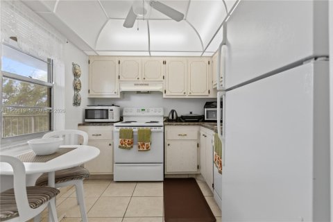 Condo in Lauderdale Lakes, Florida, 1 bedroom  № 2153384 - photo 4