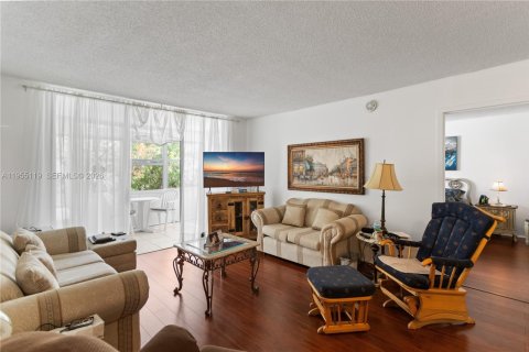 Condo in Lauderdale Lakes, Florida, 1 bedroom  № 2153384 - photo 9