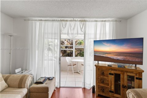 Condo in Lauderdale Lakes, Florida, 1 bedroom  № 2153384 - photo 14