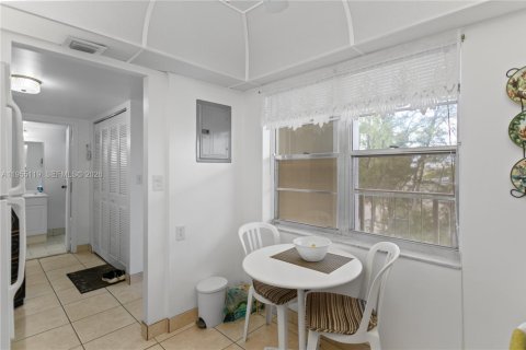 Condo in Lauderdale Lakes, Florida, 1 bedroom  № 2153384 - photo 5
