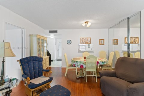 Condo in Lauderdale Lakes, Florida, 1 bedroom  № 2153384 - photo 8