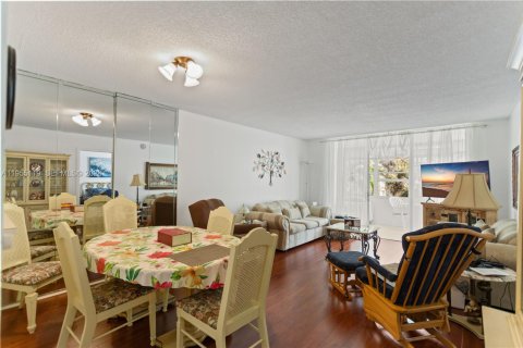 Condo in Lauderdale Lakes, Florida, 1 bedroom  № 2153384 - photo 6