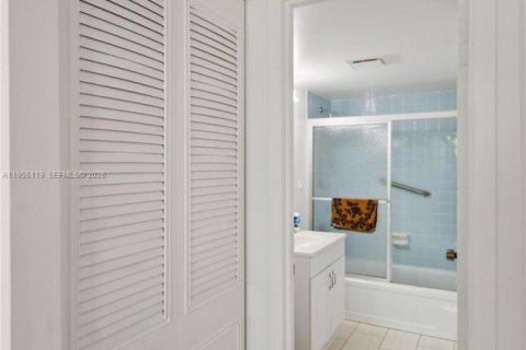 Condo in Lauderdale Lakes, Florida, 1 bedroom  № 2153384 - photo 24