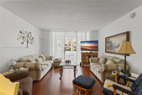Condo in Lauderdale Lakes, Florida, 1 bedroom  № 2153384 - photo 12