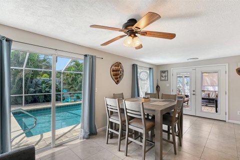 House in Sarasota, Florida 3 bedrooms, 130.06 sq.m. № 2353519 - photo 6