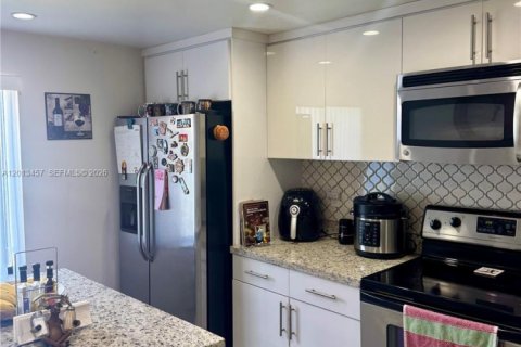 Condo in Miami, Florida, 3 bedrooms № 2076156 - photo 14