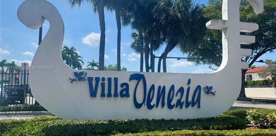 Condo in Miami, Florida, 3 bedrooms № 2076156
