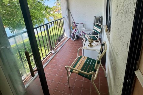 Condo in Miami, Florida, 3 bedrooms № 2076156 - photo 11