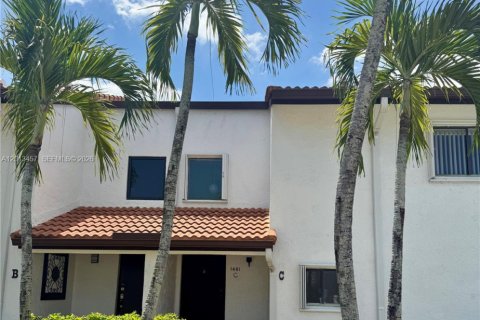 Condo in Miami, Florida, 3 bedrooms № 2076156 - photo 2