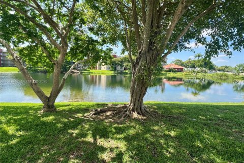 Condo in Miami, Florida, 3 bedrooms № 2076156 - photo 3