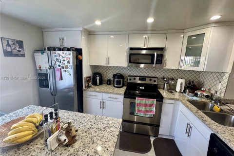 Condo in Miami, Florida, 3 bedrooms № 2076156 - photo 4
