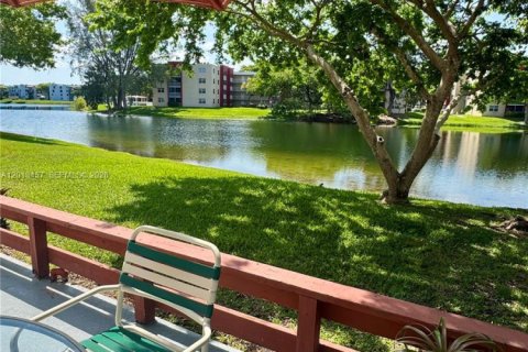 Condo in Miami, Florida, 3 bedrooms № 2076156 - photo 17