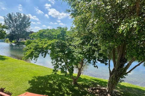 Condo in Miami, Florida, 3 bedrooms № 2076156 - photo 12