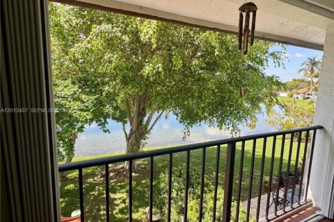 Condo in Miami, Florida, 3 bedrooms № 2076156 - photo 20