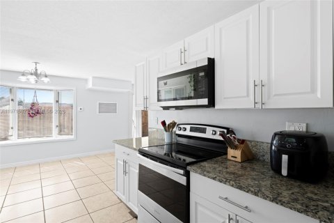 Купить виллу или дом в Порт-Сент-Луси, Флорида 3 спальни, 119.84м2, № 2032491 - фото 14