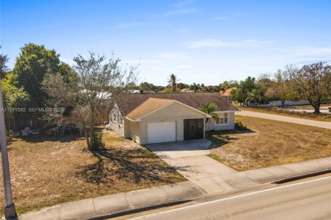 Купить виллу или дом в Порт-Сент-Луси, Флорида 3 спальни, 119.84м2, № 2032491 - фото 2