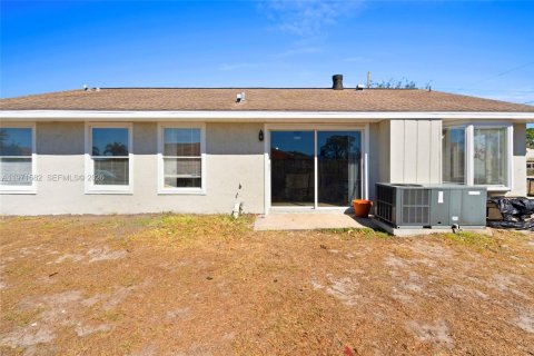 Купить виллу или дом в Порт-Сент-Луси, Флорида 3 спальни, 119.84м2, № 2032491 - фото 27