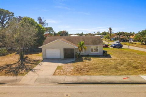 House in Port St. Lucie, Florida 3 bedrooms, 119.84 sq.m. № 2032491