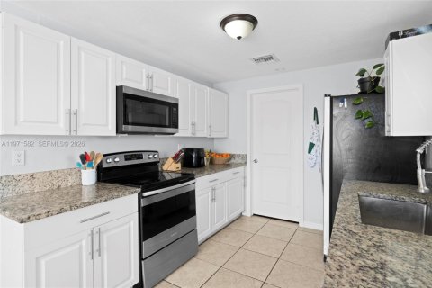 Купить виллу или дом в Порт-Сент-Луси, Флорида 3 спальни, 119.84м2, № 2032491 - фото 13