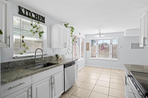 Купить виллу или дом в Порт-Сент-Луси, Флорида 3 спальни, 119.84м2, № 2032491 - фото 15