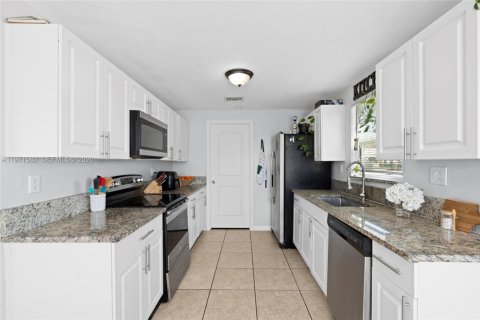 Купить виллу или дом в Порт-Сент-Луси, Флорида 3 спальни, 119.84м2, № 2032491 - фото 11