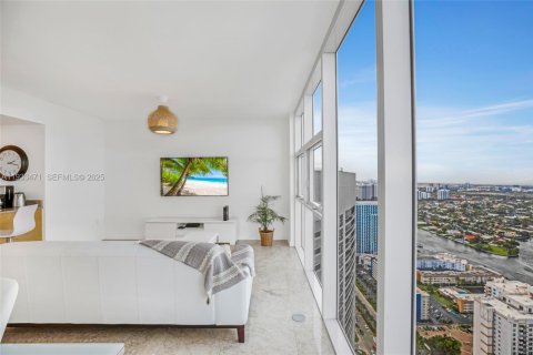 Condominio en alquiler en Hallandale Beach, Florida, 1 dormitorio, 80.92 m2 № 1991422 - foto 8