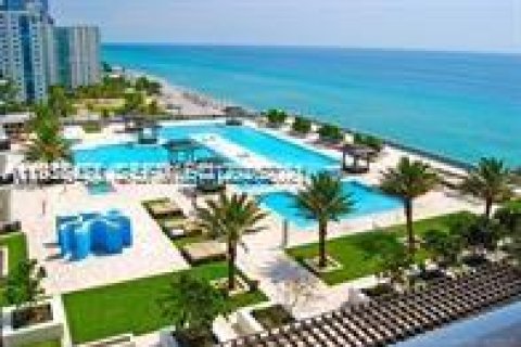 Condominio en alquiler en Hallandale Beach, Florida, 1 dormitorio, 80.92 m2 № 1991422 - foto 1