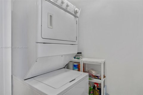 Condominio en alquiler en Hallandale Beach, Florida, 1 dormitorio, 80.92 m2 № 1991422 - foto 16