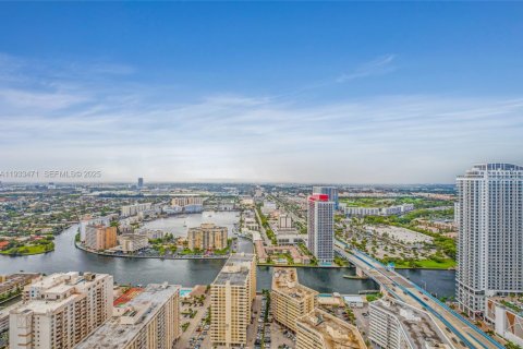 Condominio en alquiler en Hallandale Beach, Florida, 1 dormitorio, 80.92 m2 № 1991422 - foto 19