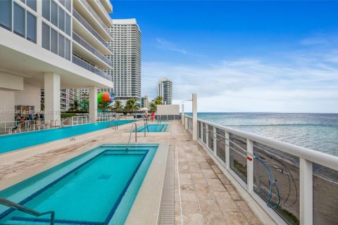 Condominio en alquiler en Hallandale Beach, Florida, 1 dormitorio, 80.92 m2 № 1991422 - foto 21
