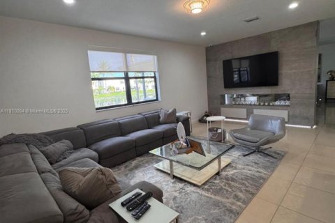 Villa ou maison à louer à Doral, Floride: 5 chambres, 354.89 m2 № 1966382 - photo 9