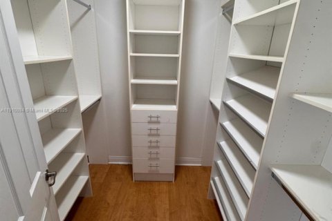 Villa ou maison à louer à Doral, Floride: 5 chambres, 354.89 m2 № 1966382 - photo 16