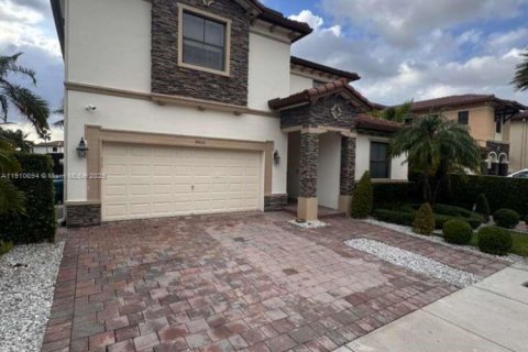 Villa ou maison à louer à Doral, Floride: 5 chambres, 354.89 m2 № 1966382 - photo 1