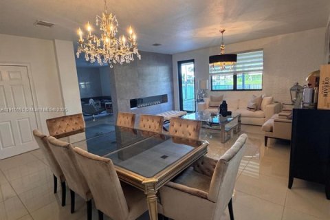 Villa ou maison à louer à Doral, Floride: 5 chambres, 354.89 m2 № 1966382 - photo 8